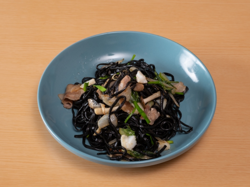 イカ墨ペペロン蕎麦